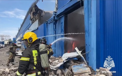 В Ставрополье увеличилась площадь пожара на складе и частично обрушилась кровля