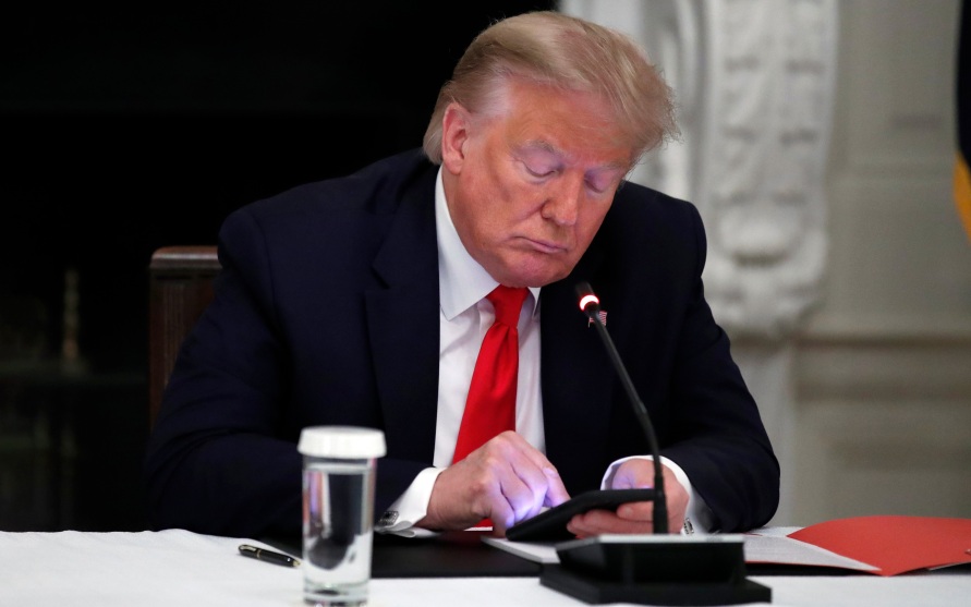 Трамп поговорил с Зеленским по телефону