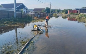 В уральском Билимбае продолжается откачка воды с подтопленных паводком участков