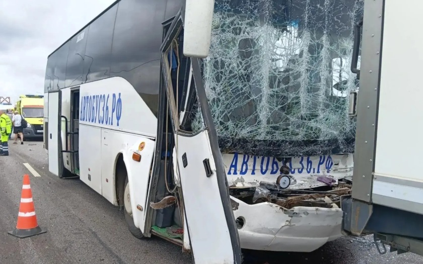 Автобус столкнулся с фурой в Воронежской области, пострадали 12 человек