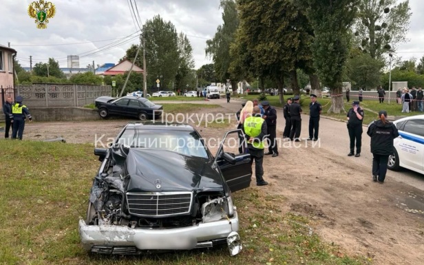 В Калининграде нетрезвый водитель сбил мать с двумя детьми, один ребенок погиб