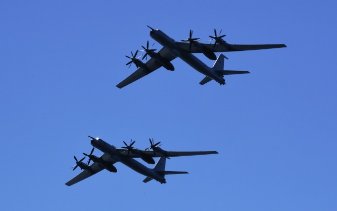 Российский Ту-142 сблизился с британским авианосцем в Норвежском море