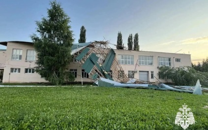 В Октябрьском в Башкирии сорвало крышу колледжа из-за шквалистого ветра