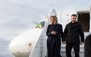 Зеленский прилетел в Турцию на саммит НАТО вместе с женой