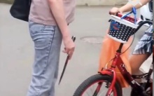 Женщина с ножом угрожала ребенку на велосипеде в Ставрополе