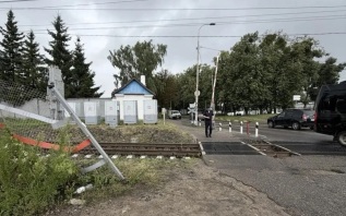 Курьер на электровелосипеде попал под поезд в Калининграде