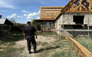 Группа граждан забросала камнями дом в Кызыле из-за пропавших девочек