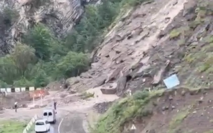 Оползень сошел на дорогу в Дагестане, 51 населенный пункт оказался заблокирован