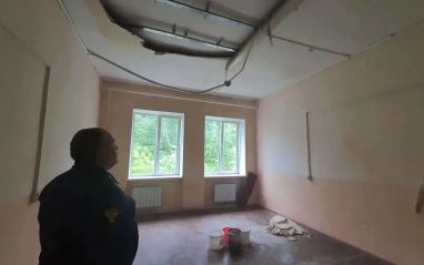 Потолок палаты обрушился в больнице под Челябинском из-за протечки кровли