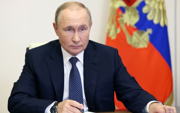 Путин поручил регулярно сообщать ему о ситуации с топливом