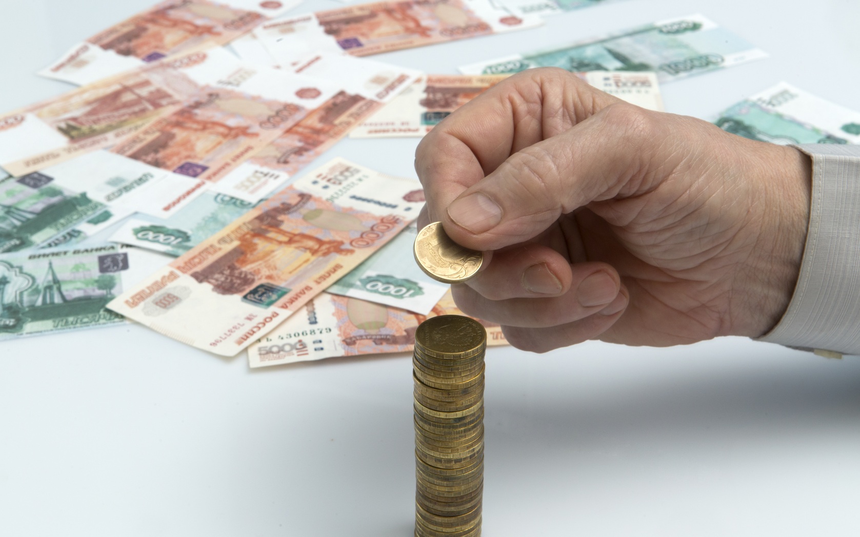 Большинство россиян старше 50 не придает значения размеру зарплаты избранника