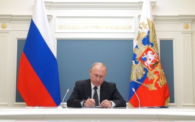 Путин поручил популяризировать русский язык и литературу в детских лагерях