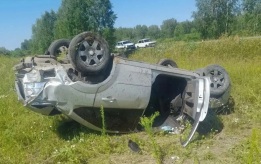 Два человека погибли в перевернувшемся авто в Омской области