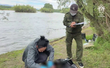 Родители опознали тела девочек, найденные в Енисее
