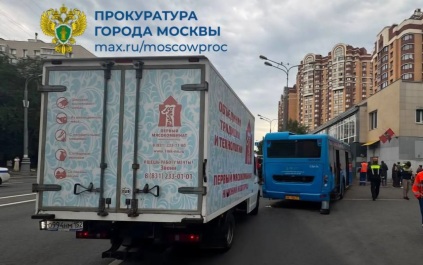 Грузовик подрезал автобус на Нижегородской улице в Москве, движение затруднено