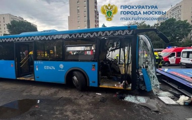 В Мосгортрансе рассказали, что будет с повредившим автобус водителем "Газели"