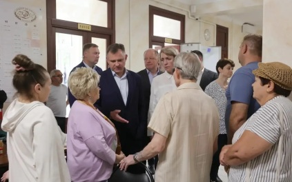 Слюсарь встретился с эвакуированными жителями Таганрога после атаки БПЛА