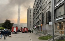 Администрация: в Красногорске ликвидируют возгорание на крыше ТЦ