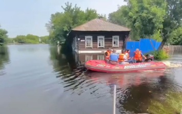 Паводковая вода постепенно уходит с приусадебных участков в Свердловской области
