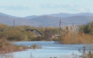 Река в Хабаровском крае переполнилась после ливней, вода разрушила дорогу