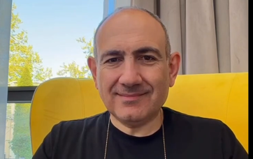 Пашинян потребовал извинений от бывшей соратницы, назвавшей его мразью