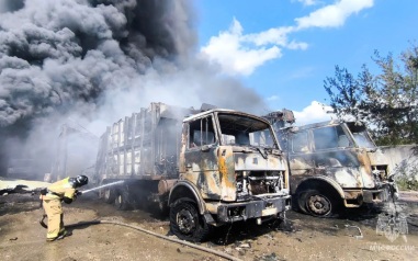 В поселке Садовый Челябинской области горит склад на площади 300 "квадратов"