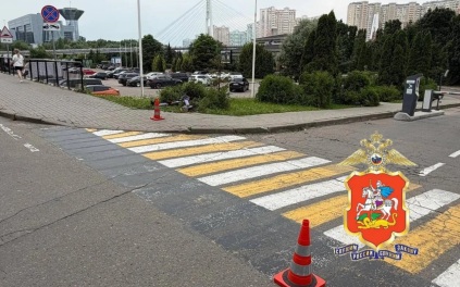 Женщина сбила самокатчика и прохожую с ребенком в Красногорске