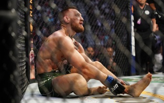 Первый бой Макгрегора в UFC за пять лет завершился поражением из-за травмы