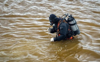 На реке в Якутии водолазы нашли тело третьего утонувшего при опрокидывании лодки