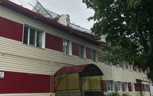 В Чистополе ураганным ветром сорвало крышу с жилого дома