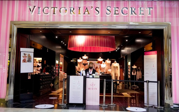 Микробиолог показал найденные на трусах Victoria’s Secret бактерии