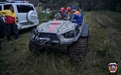 В Ленобласти спасатели помогли людям на заблокированной деревьями дороге