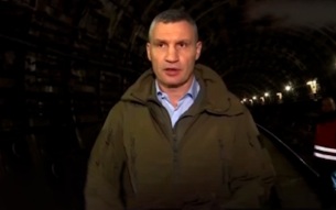 Кличко заявил, что в Киеве после взрывов загорелись два склада