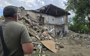 Следователи и криминалисты продолжают работать на месте обрушения подъезда в ЛНР