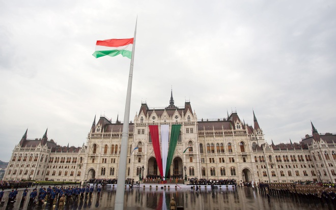 НАТО заставляет Венгрию разорвать отношения с Россией, считает политолог
