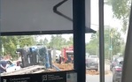 В Москве на Варшавском шоссе перевернулся грузовик с землей