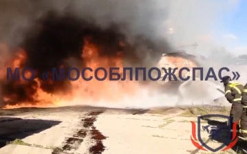 Пожар на 5 тыс. "квадратах" вспыхнул в промзоне в подмосковных Бронницах