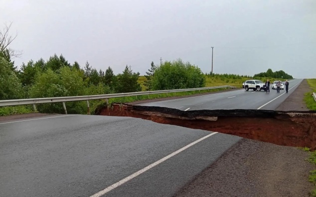 В Татарстане из-за подмыва обрушился участок дороги