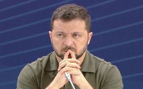 Эксперт объяснил, почему Зеленский спрятался за бронестекло