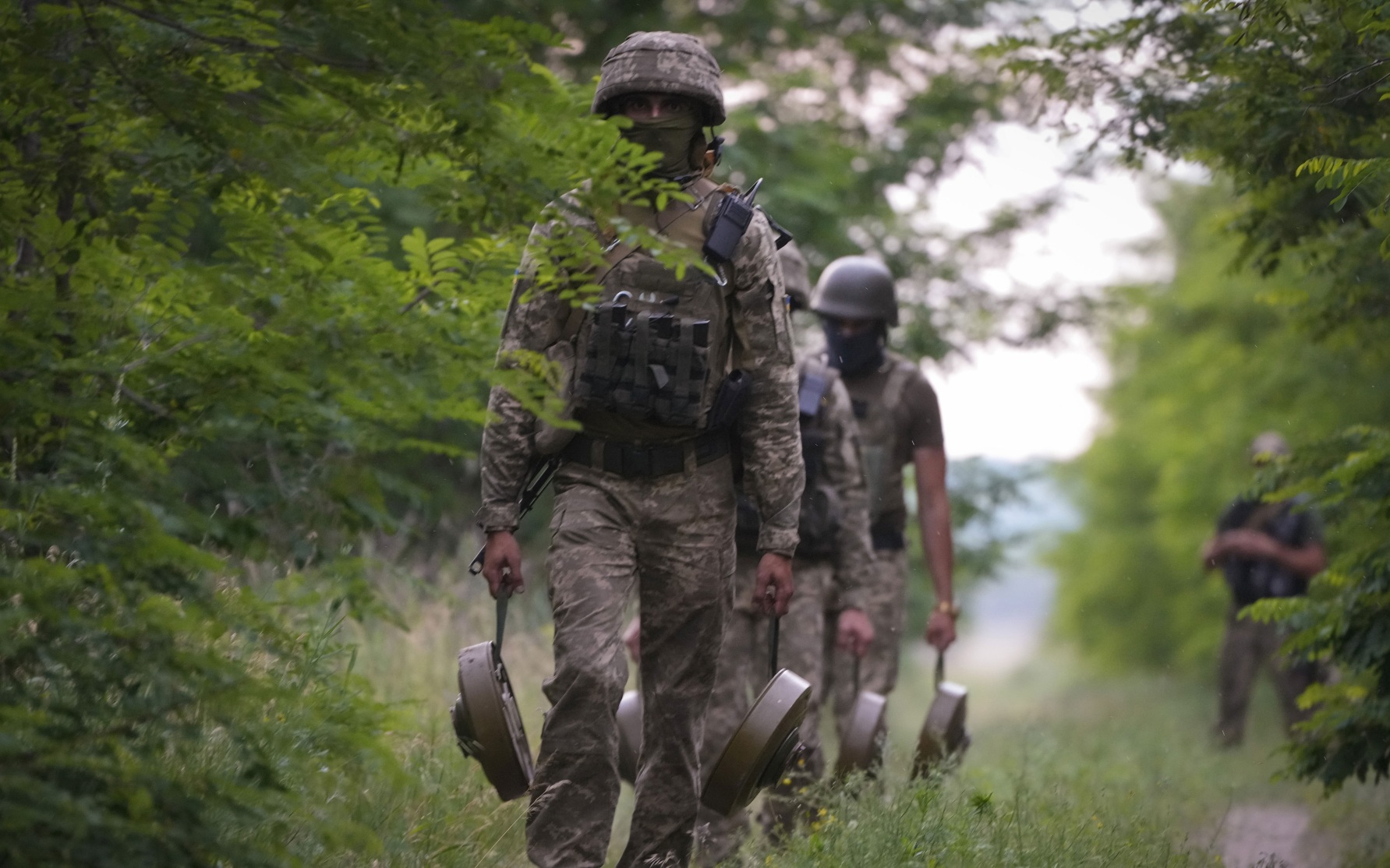 Боевики ВСУ устанавливали двойные мины в Курской области