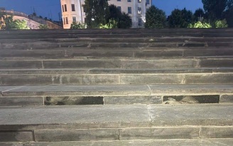 В украинских Черновцах лестницу филармонии выложили из мраморных надгробий