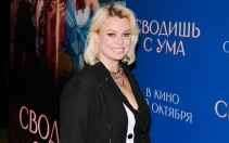 Актриса сериала "Доярка из Хацапетовки" пересадила волосы и бросила пить