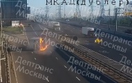Автомобиль опрокинулся и загорелся после наезда на разделительный буфер на МКАД