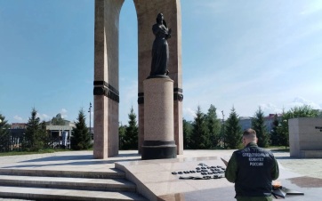 В Югорске подросток катался на самокате по гранитной плите мемориала
