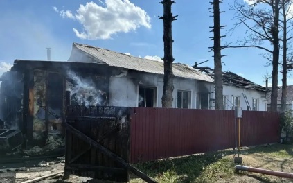 На пожаре в Омской области погибли бабушка с маленьким внуком