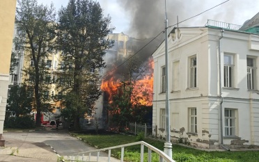 В центре Москвы произошел крупный пожар в историческом здании