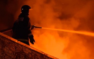 Пожарные ликвидировали открытое горение на складе полимеров в Ленобласти