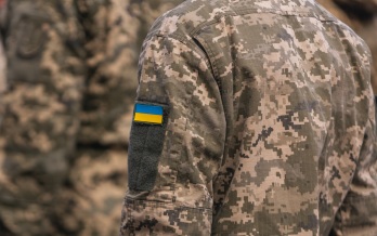 Боец ВСУ пытался отправить почтой украденные кованые ворота