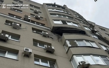 В Белгороде дрон ВСУ влетел в многоэтажку, повреждены фасад и остекление