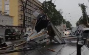 Рухнувшая из-за непогоды часть кровли выбила стекло ресторана в Нижнем Новгороде